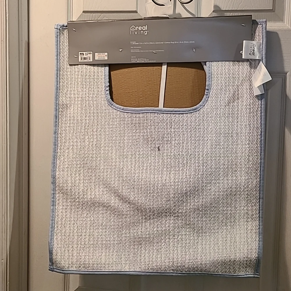 Nwt xmas bathroom rug set.